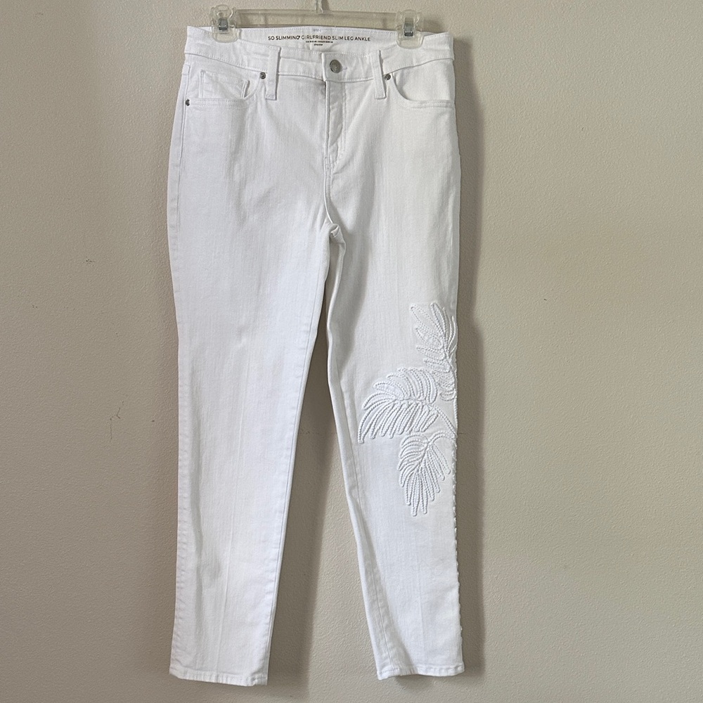 Chico's White Cropped Jeans with Leaf Embroidery